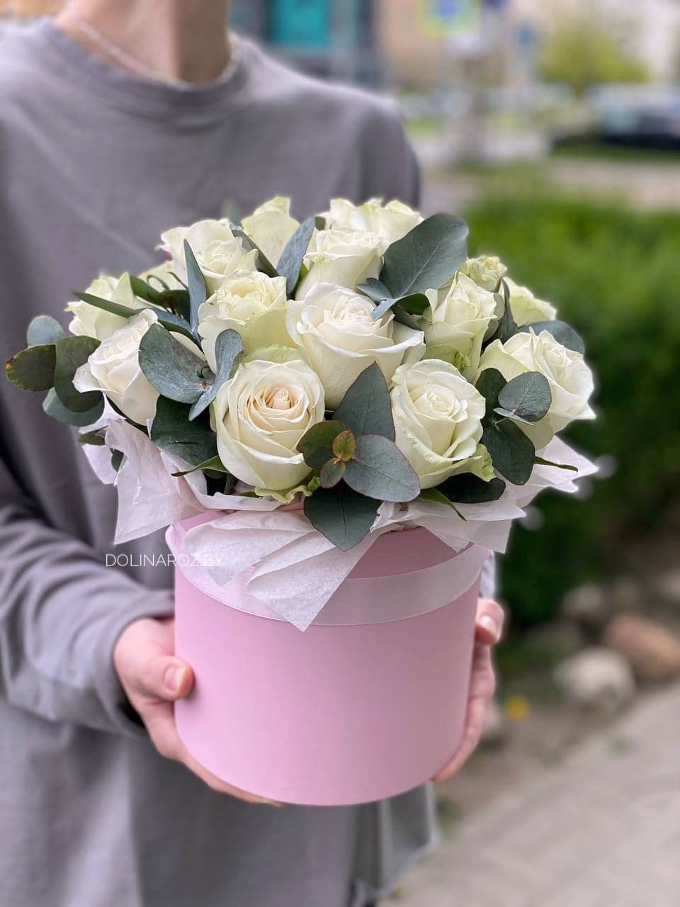 Белые розы в коробке "25"