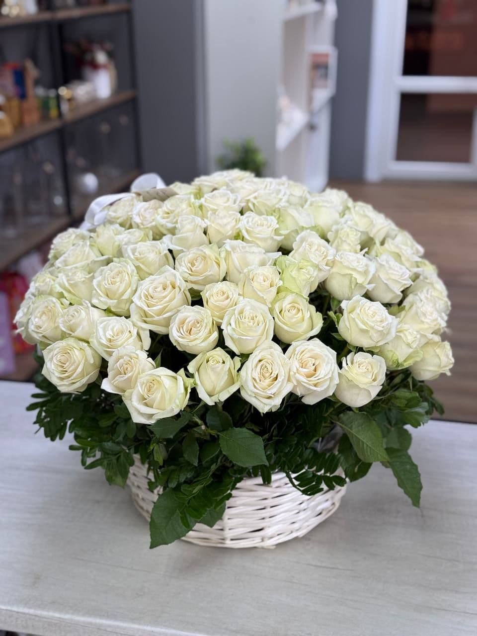 Корзина цветов "Белые розы"